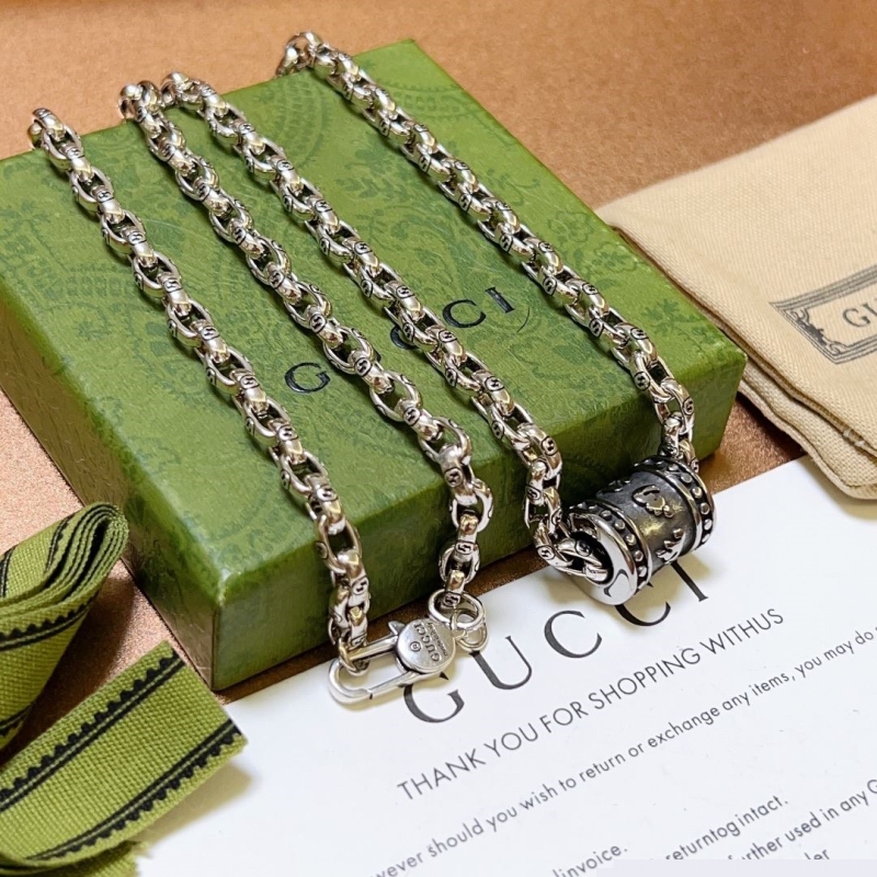 G*u*i necklaces